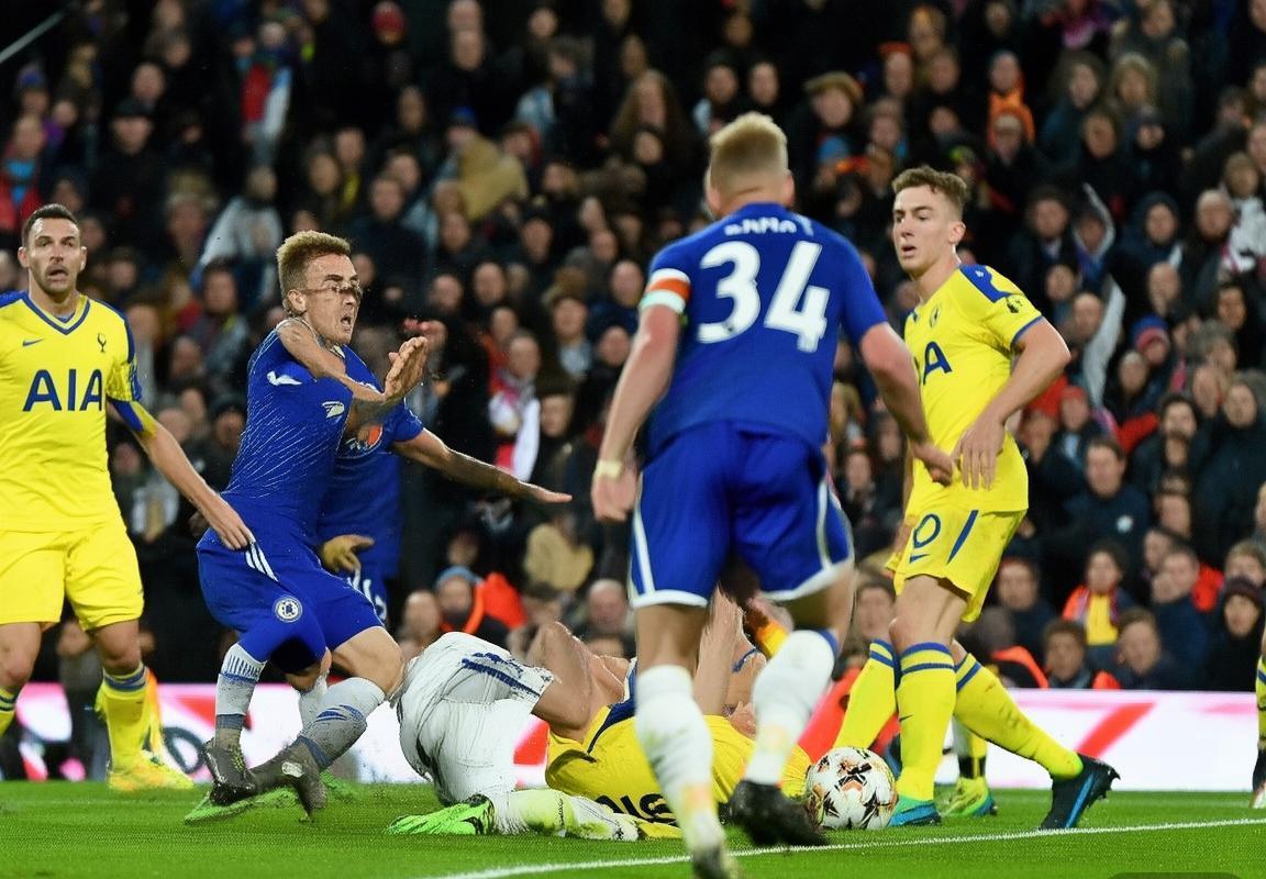 2018英超切尔西逆转热刺：战术对决与关键时刻解析(图1)