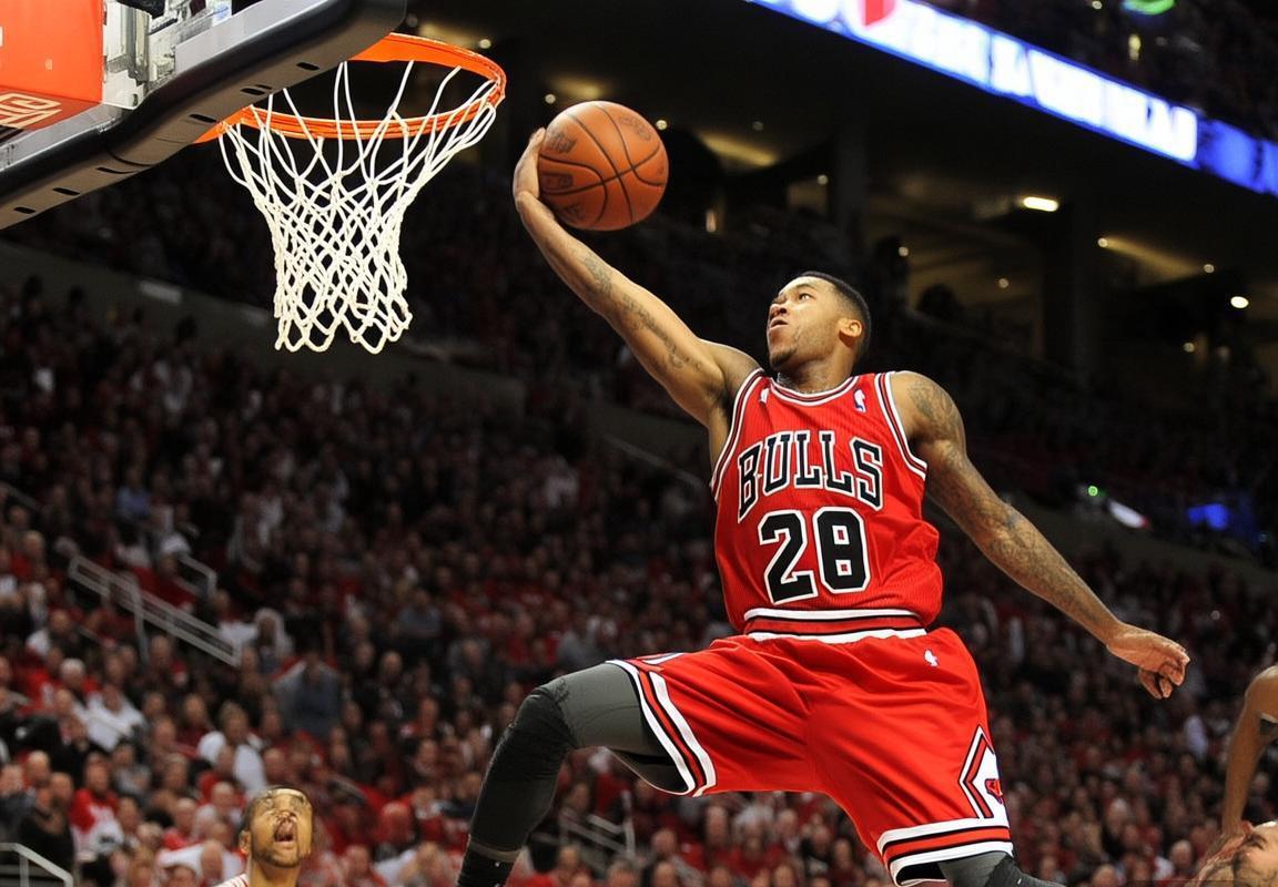 2010公牛VS火箭：罗斯绝杀之夜，NBA经典对决回顾(图2)